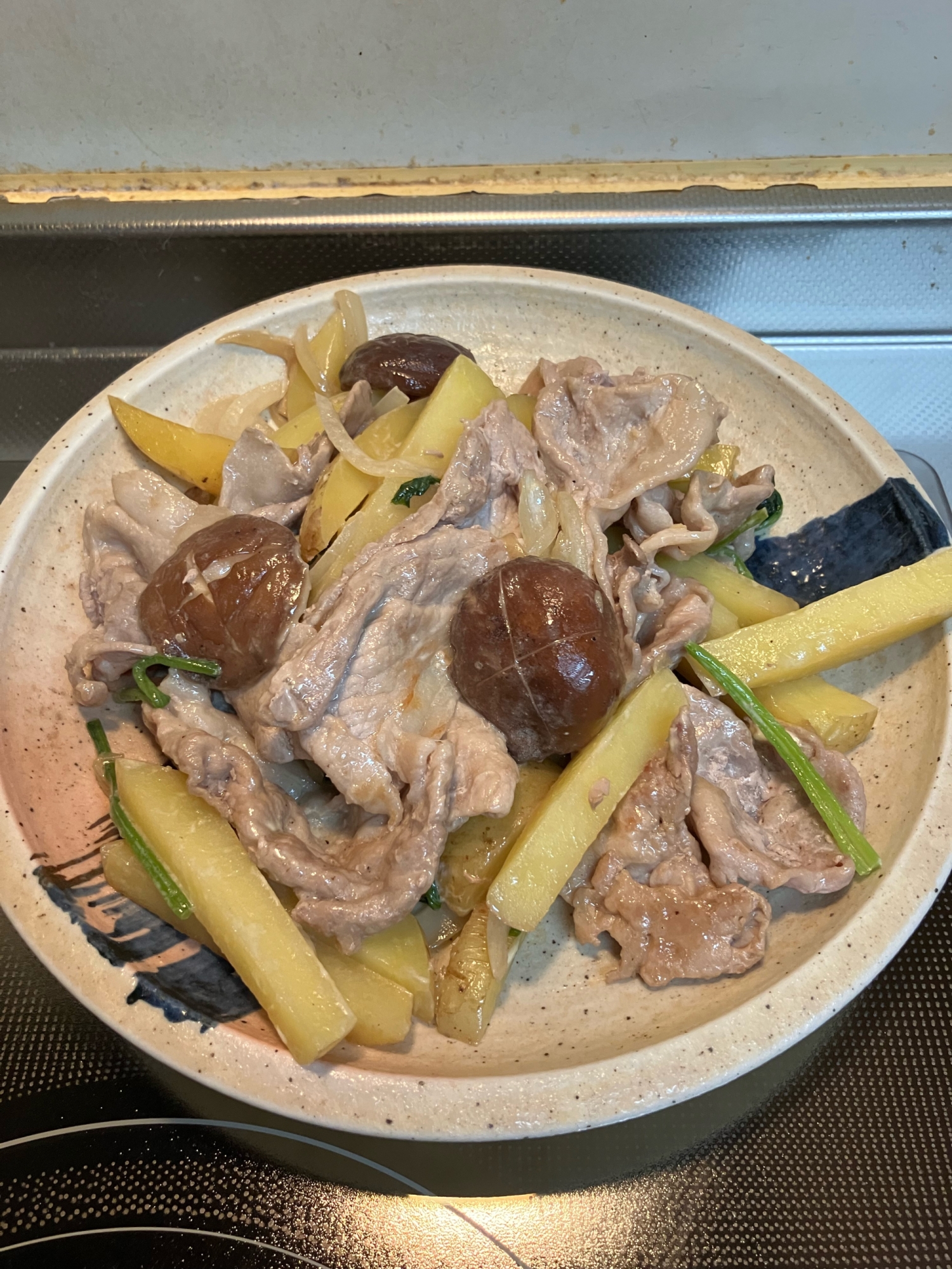 豚肉とジャガイモと椎茸とほうれん草の麺つゆマヨ炒め