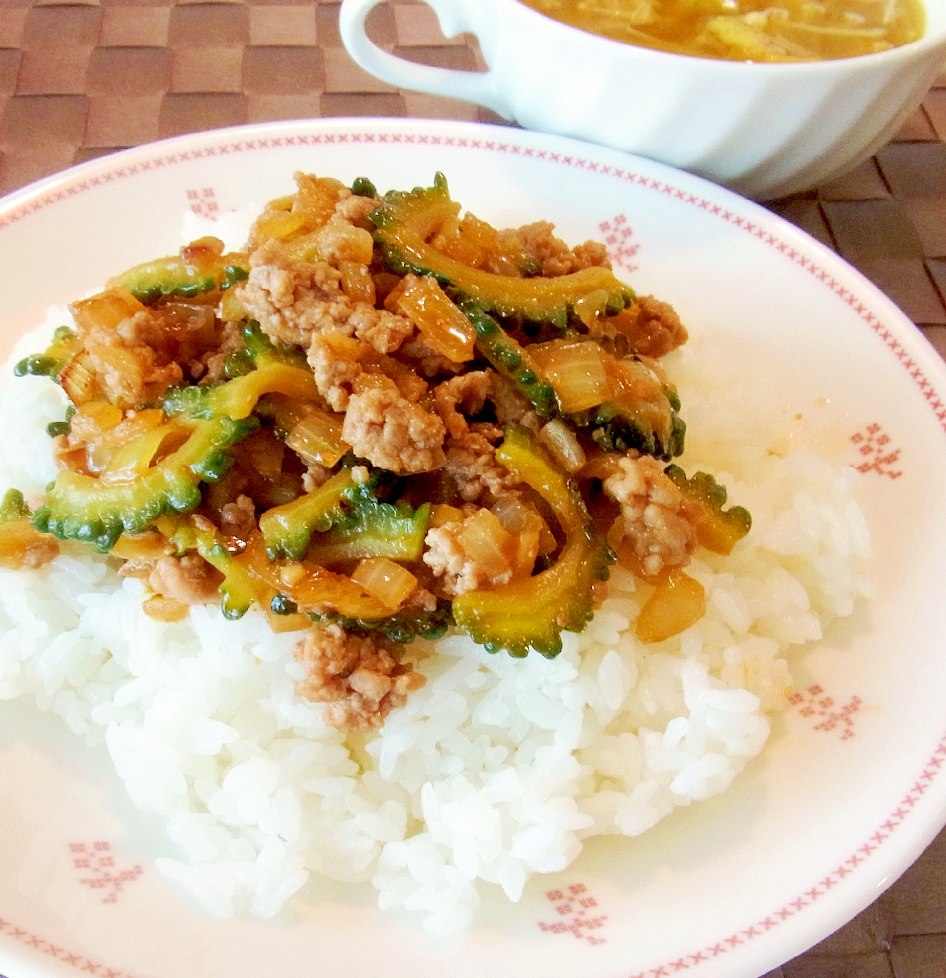 ゴーヤとひき肉のスパイシー炒めのっけごはん