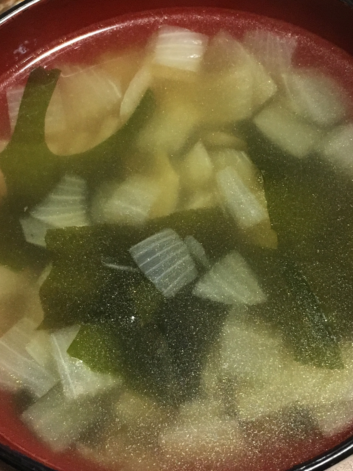 玉ねぎ入りのわかめスープ