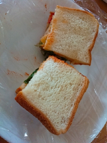 サンドイッチ(卵、ソーセージ、チーズ)