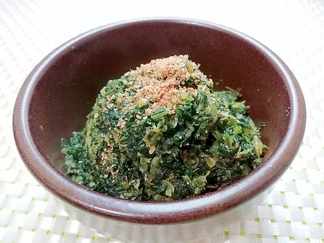 茶色い器に盛り付けられたふきの葉みそ