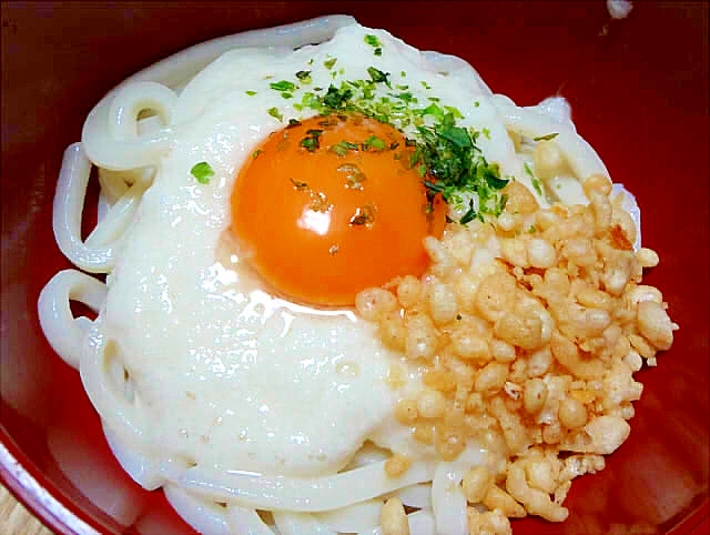 生麺で茹でたてとろろ釜玉うどん