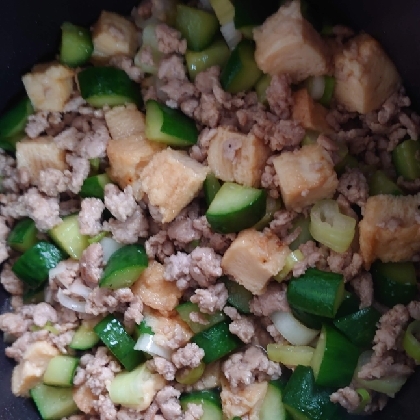 色々食感が楽しい♡厚揚げとひき肉のにんにくの芽炒め