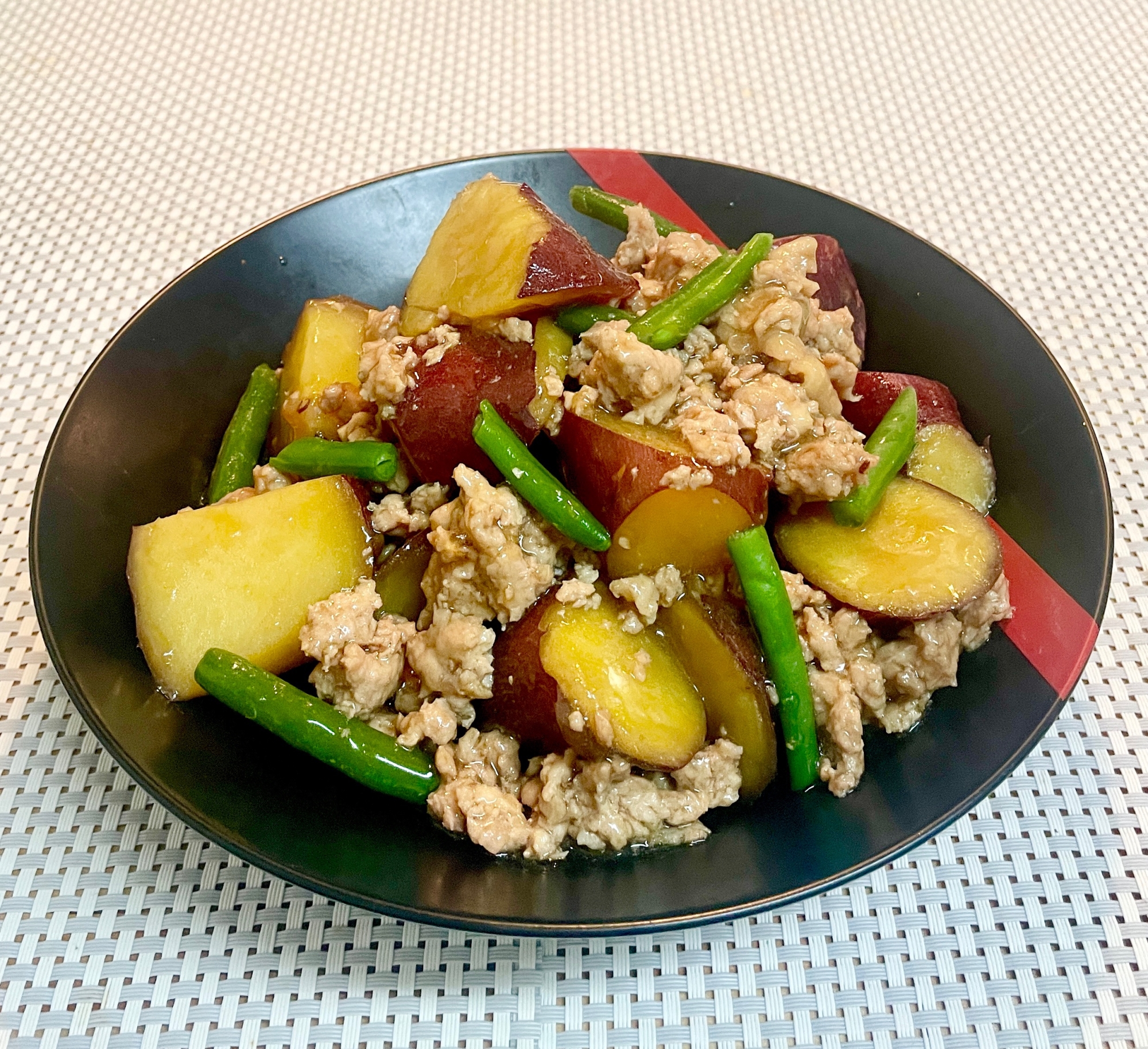 どこか懐かしい甘辛おかず♡サツマイモのそぼろ煮