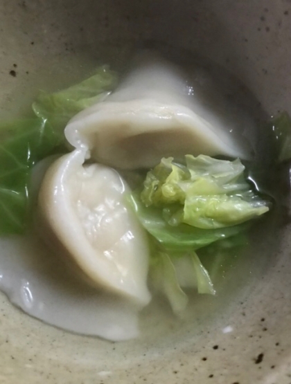 うまみたっぷり「白菜」と水餃子の簡単スープ