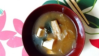 豆腐と長ネギとわかめのお味噌汁