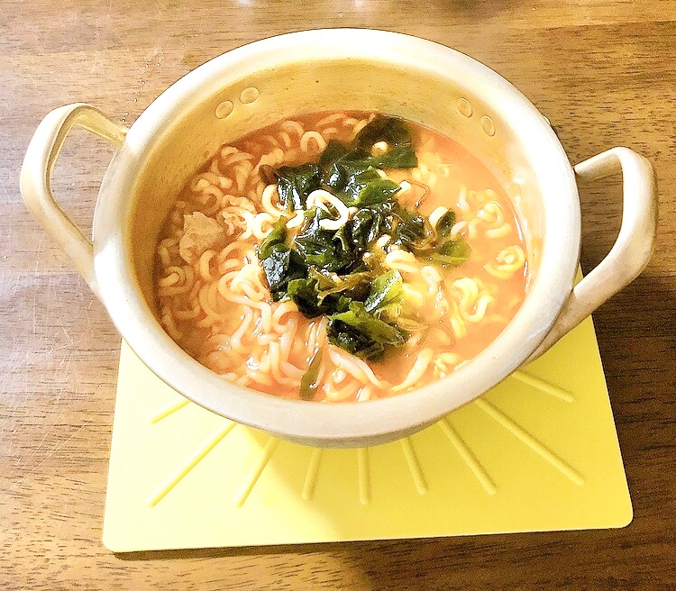 簡単⭐辛ラーメンに野菜とお肉のトッピング