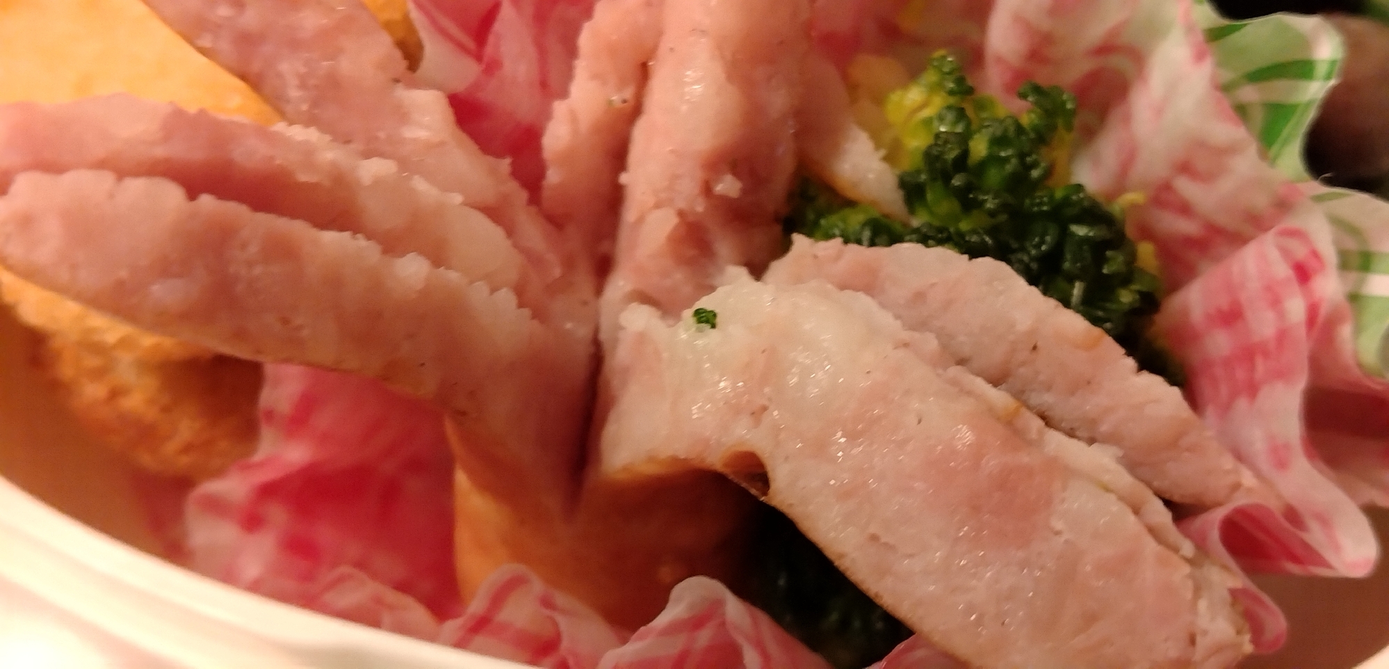 お弁当に！　ミニシャウエッセンとブロッコリーお花畑