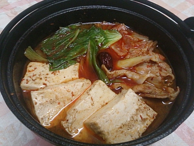 黒い器の中のひとり火鍋