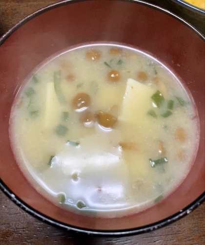 豆腐となめこの味噌汁