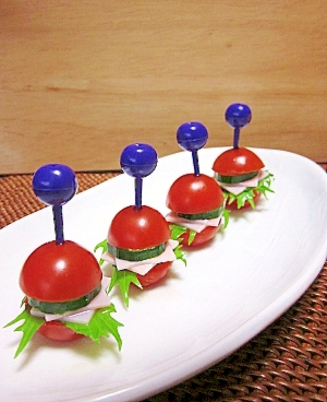 白い皿に盛り付けられたハンバーガー風ピンチョス