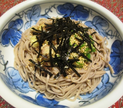 お蕎麦に梅干し＋生姜も良いですね♪
温かいおつゆで食べても美味しそうです。
白ゴマの香ばしい香りもステキです☆
ご馳走様でした
<(_ _*)>