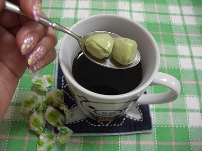 おはようございます♪すみません抹茶ミルキーで。
抹茶でほろ苦美味。珈琲の中でミルキーが柔らかくなって美味しくって５つ食べちゃいました。ご馳走様でした(^^)