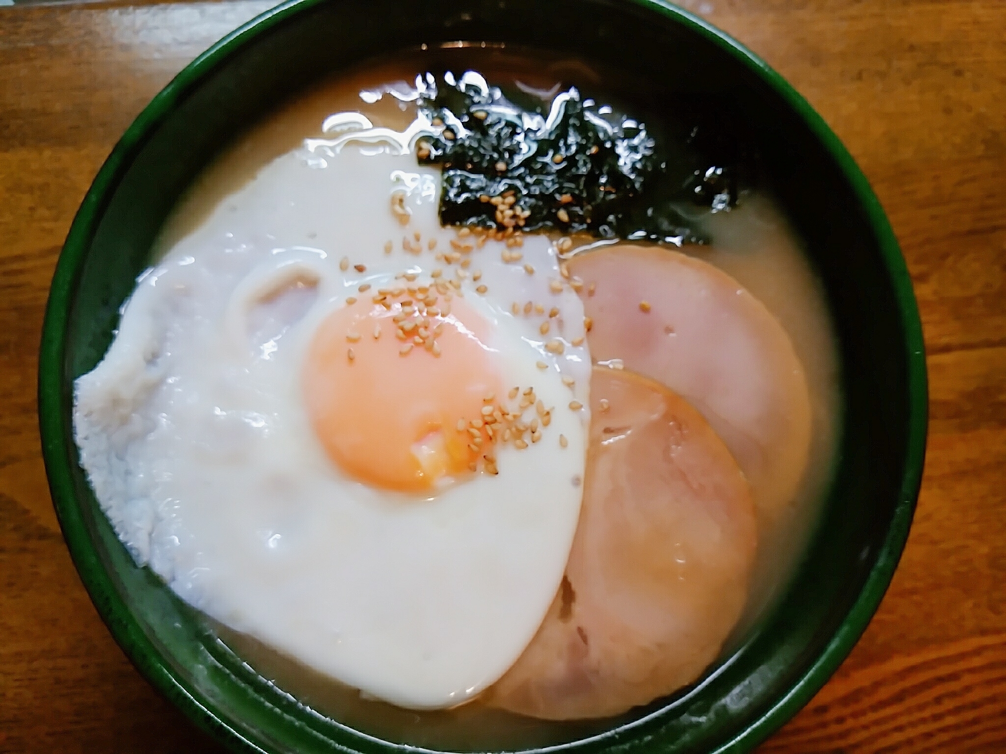 目玉焼きと焼豚のとんこつラーメン