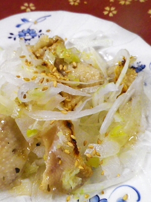 玉ねぎ鶏皮の柚子胡椒サラダ