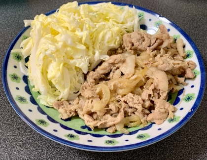 今回は豚バラ肉で作りましたので、見た目は悪いかもですが、味は抜群に美味しかったです！
次回は豚ロースを使ってもっと生姜焼きっぽくしたいと思います！