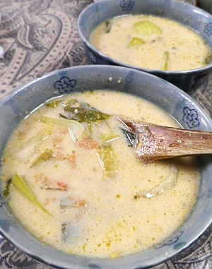 激ウマ、とりそぼろバジルのチンゲン豆乳スープ
