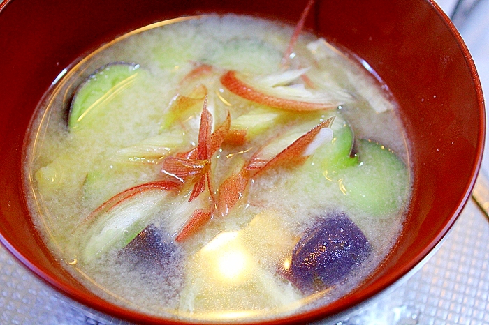 茄子と油揚げの味噌汁＊茄子の色落ちを防ぐ煮方