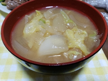 【汁物レシピ】キャベツと玉ねぎのお味噌汁