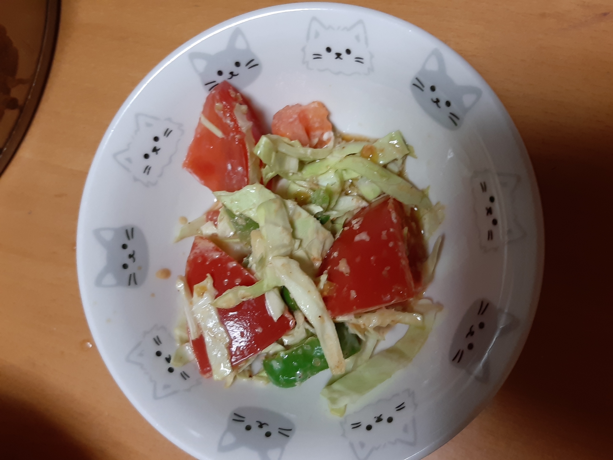 トマト　キャベツ　ピーマン　サラダ