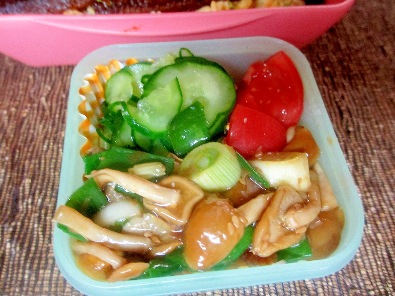 保存容器に入った葉玉ねぎとなめこのレンジ蒸し