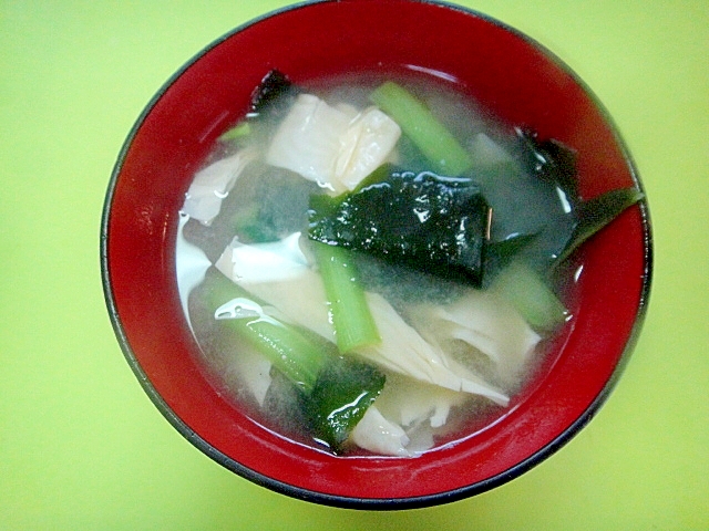 生湯葉とわかめ小松菜の味噌汁
