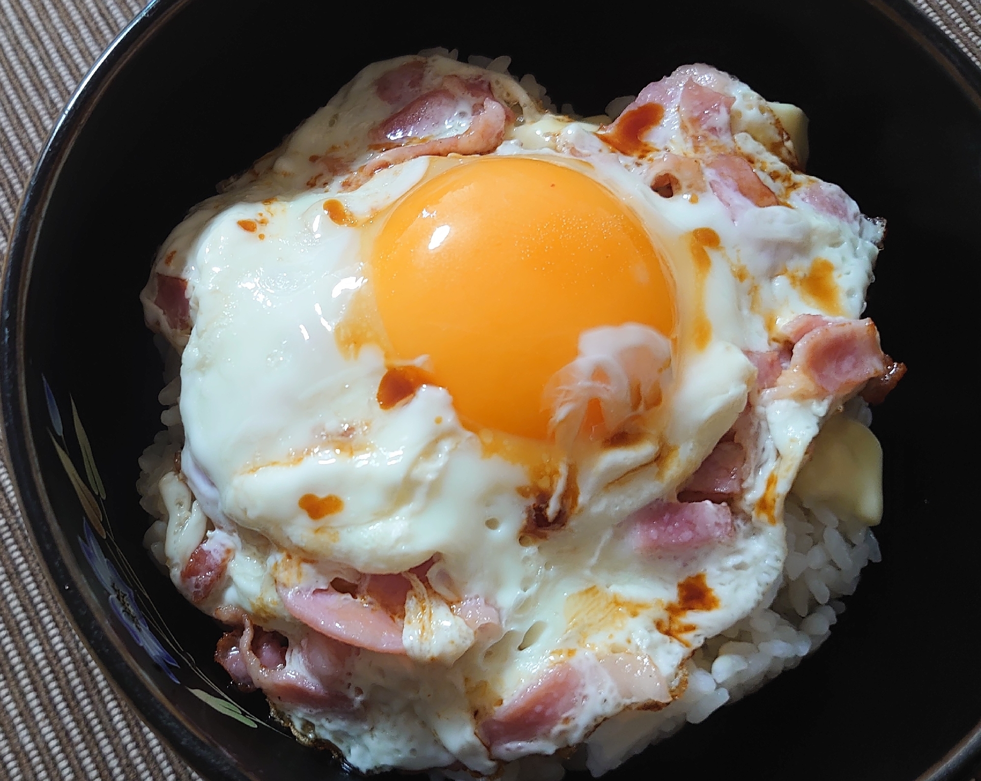 朝ご飯にも　ベーコンエッグ丼