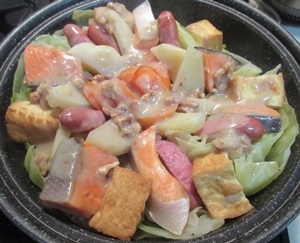 タジン鍋で蒸し焼き！鮭のちゃんちゃん焼き
