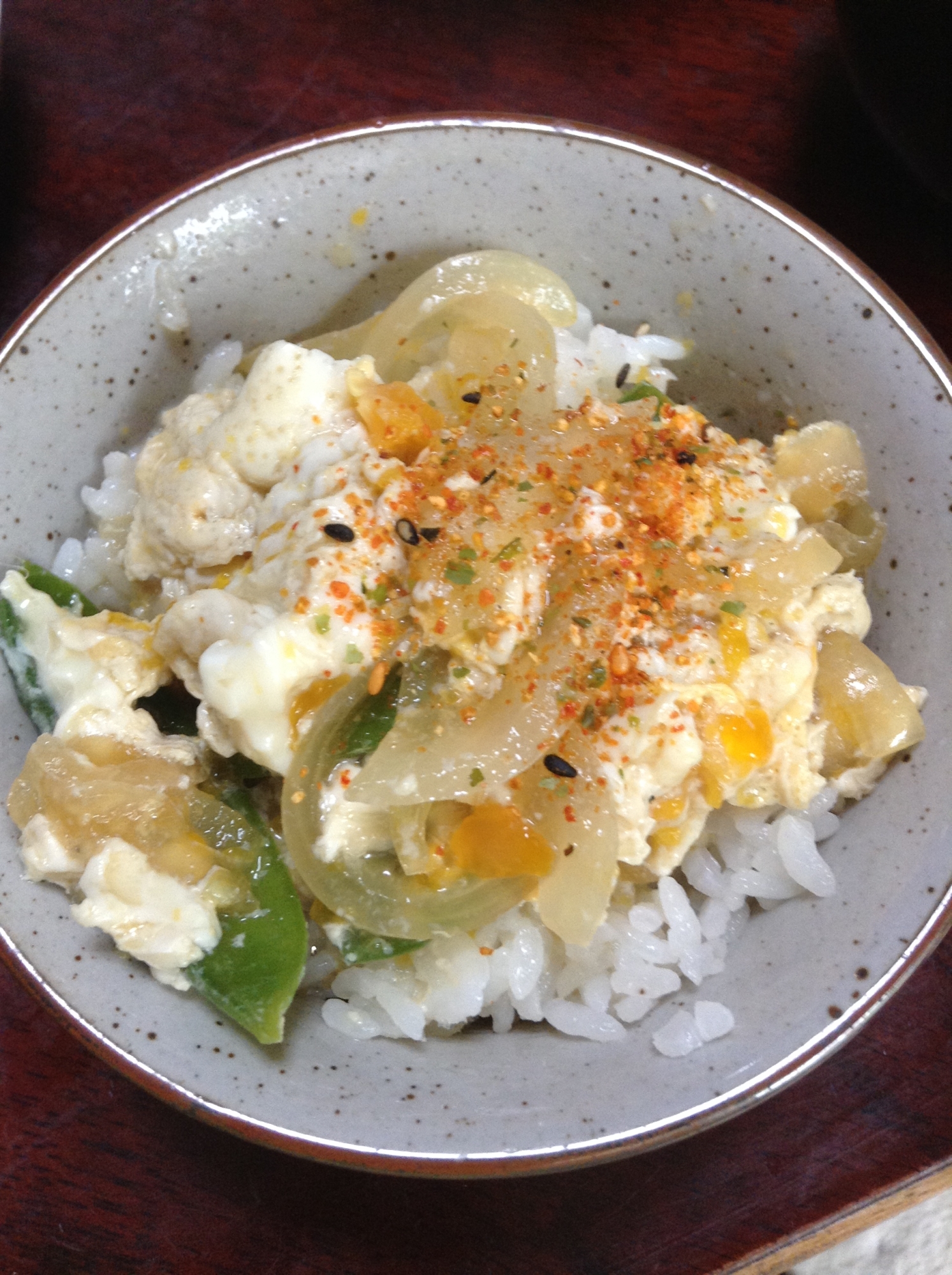 牛脂de肉なし☆すき焼き風卵とじ丼【絹さや＆玉葱】