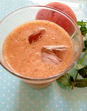 グラスに入ったスイカと桃のスムージー