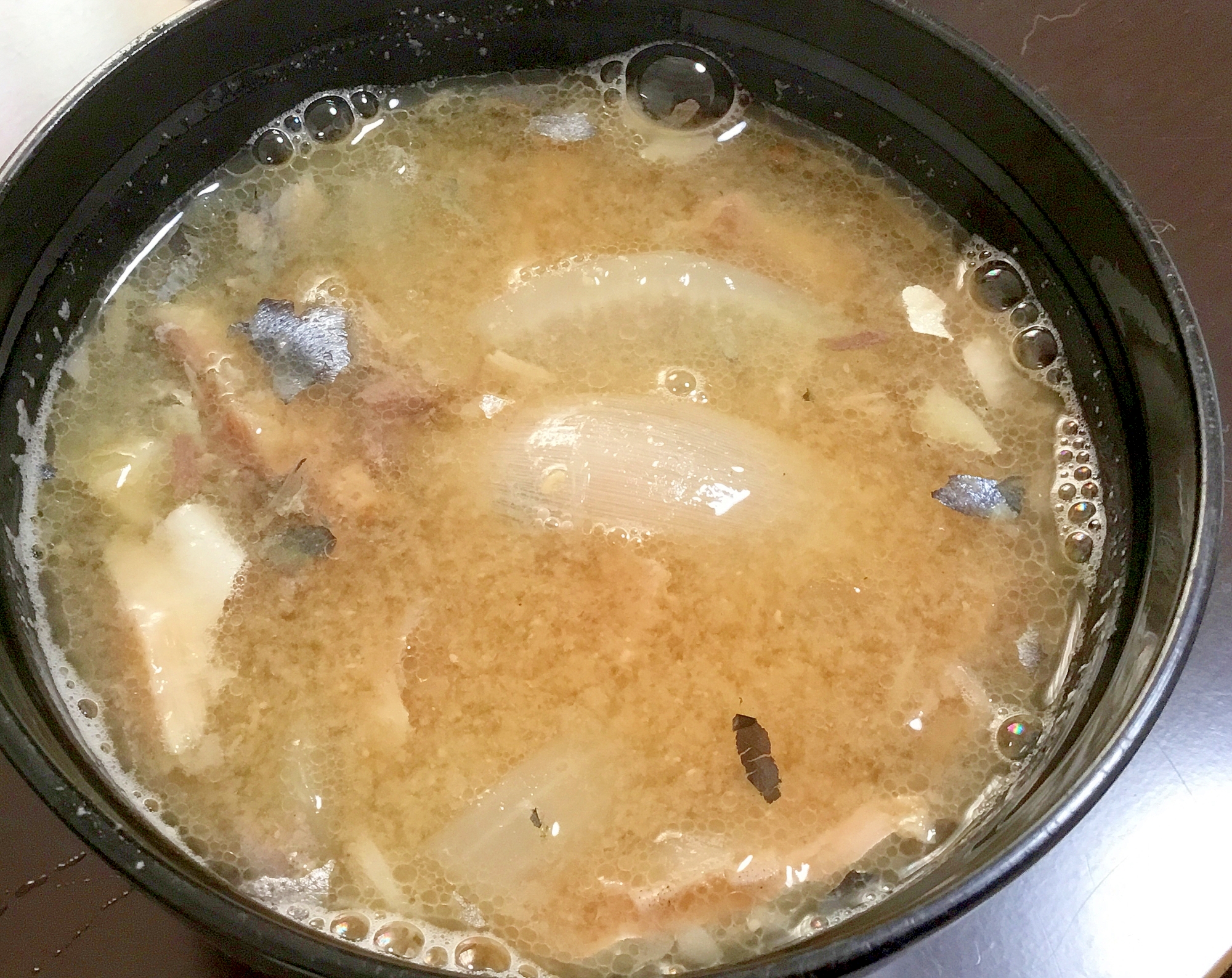 サバの水煮と玉ねぎの味噌汁