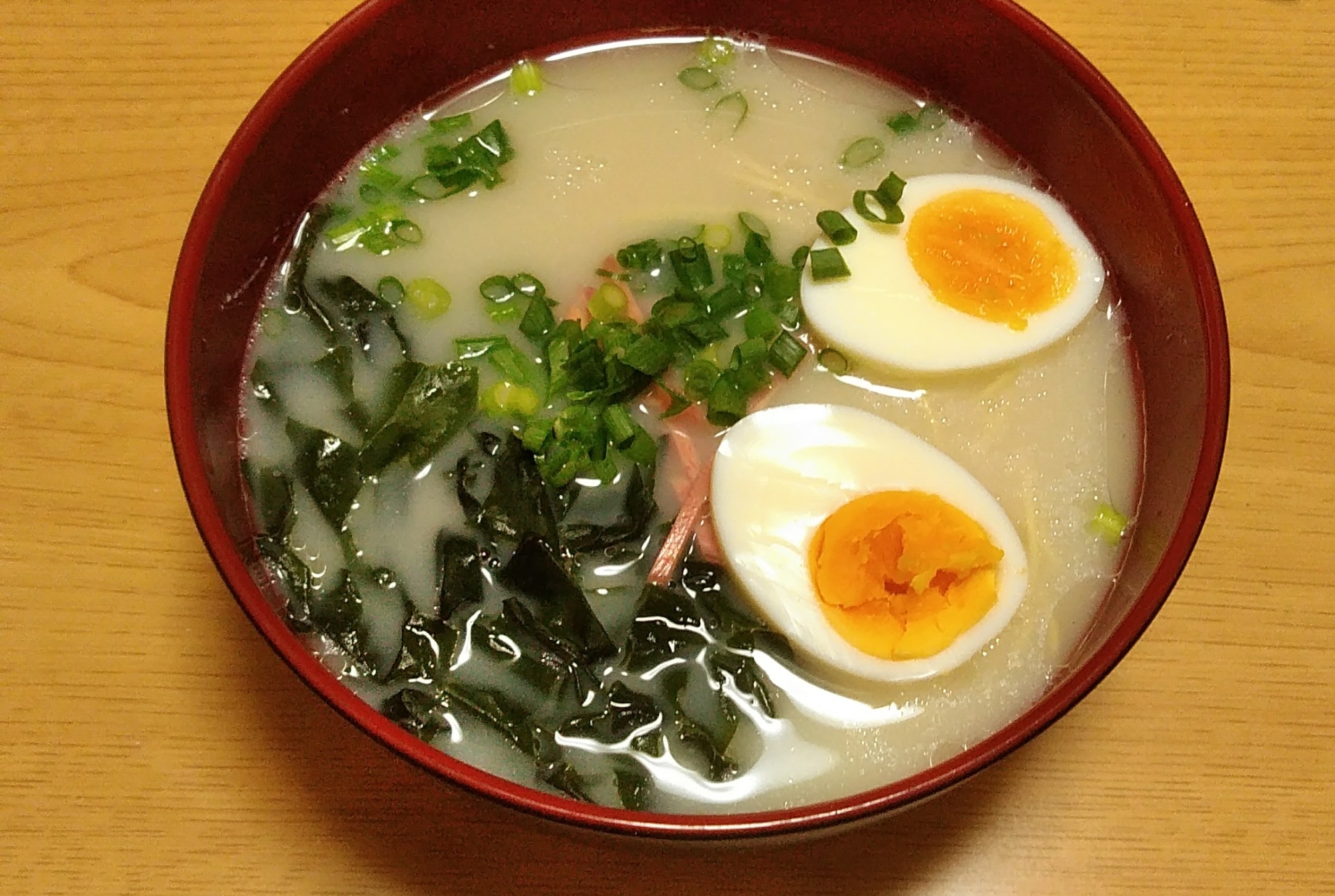 茹で卵とワカメの豚骨ラーメン