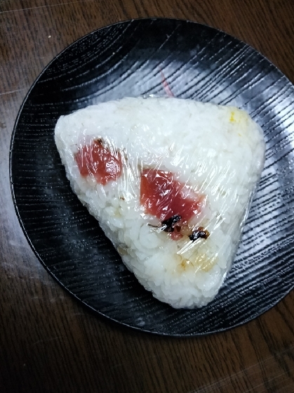 おにぎり ( 梅 塩昆布 炒り卵 )