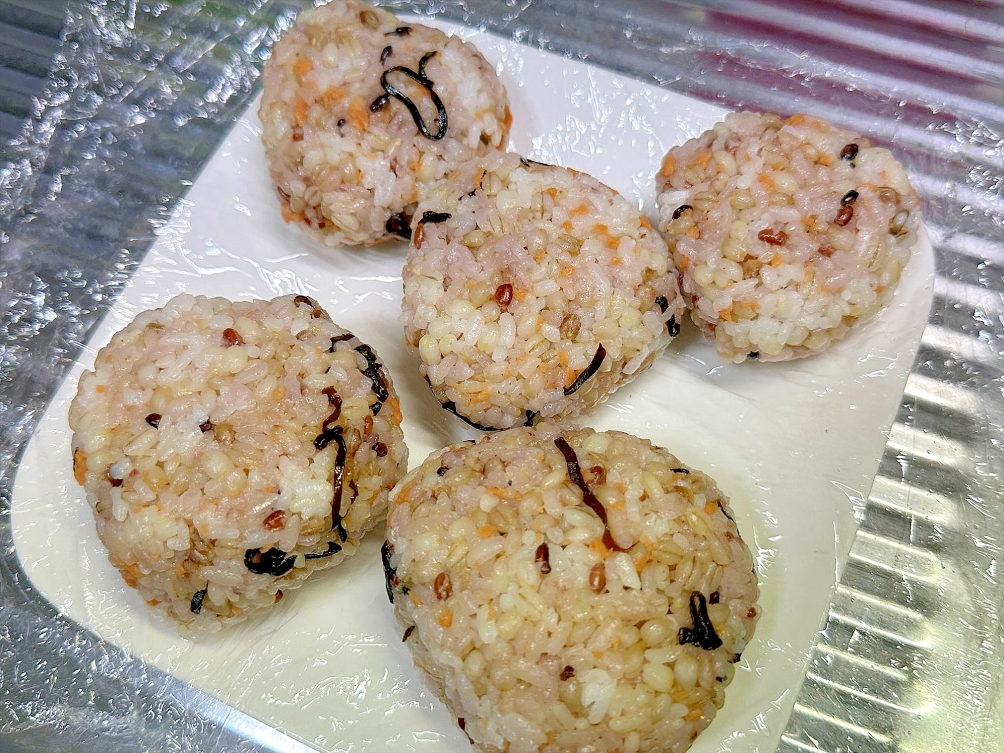 5割雑穀ご飯と2割麦ご飯がゴーゴー混ぜ混ぜおにぎり