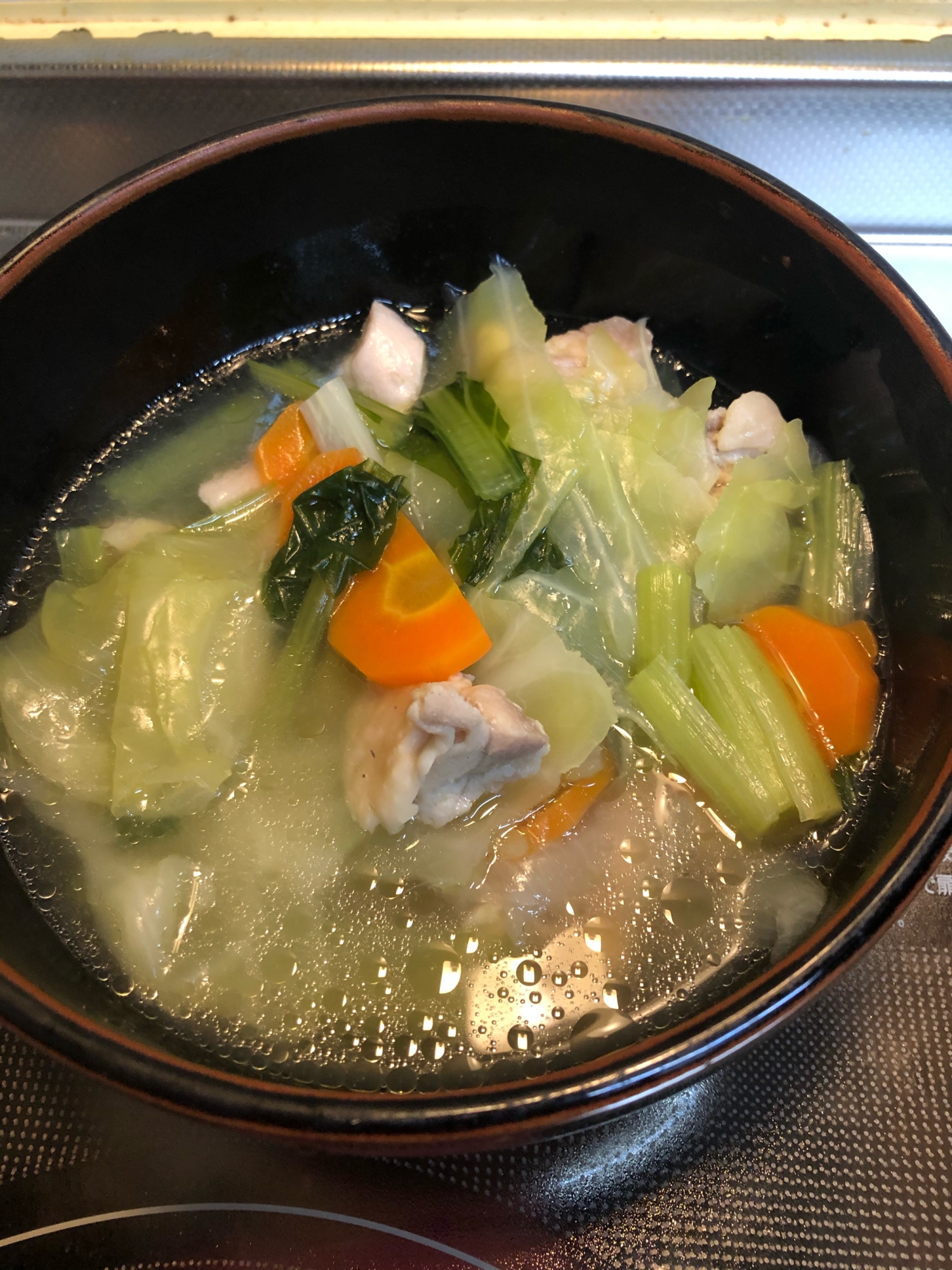 鶏肉のダシが美味しい♪鶏肉と野菜の塩スープ^_^