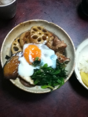 目玉付き、根野菜と豚の生姜焼き丼