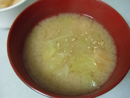 昔ながらのお味噌汁（白菜・ワカメ・麩）