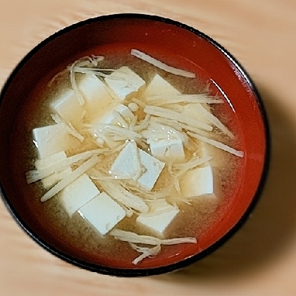 えのきと木綿豆腐の赤だし（鰹だしの一番だしで）