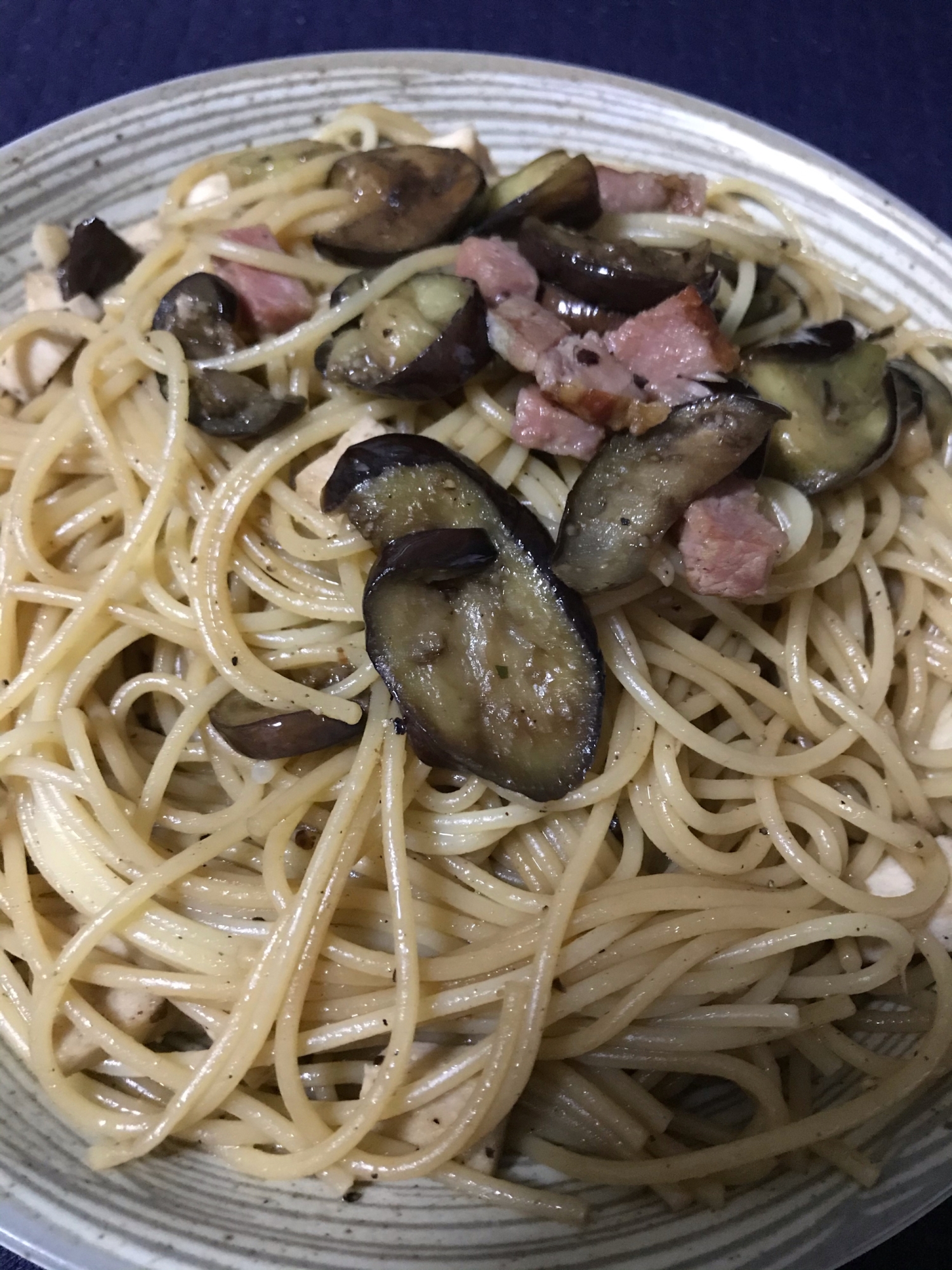 ニンニク醤油でナスとベーコンの和風ペペロンチーノ