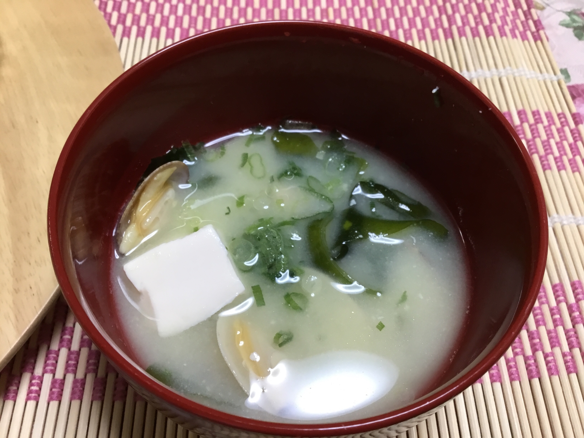 豆腐とわかめとあさりの味噌汁