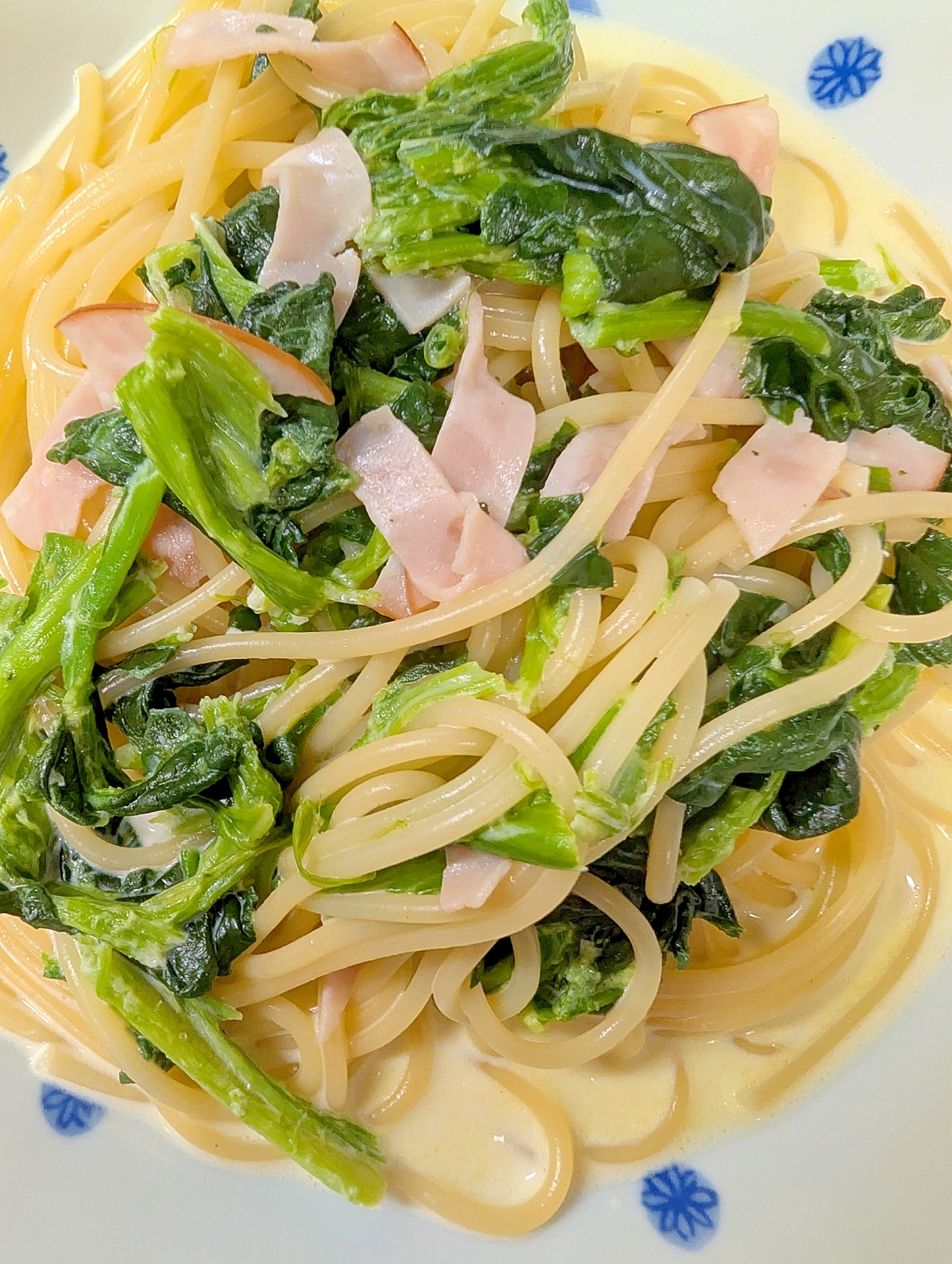 ハムとほうれん草のクリームパスタ