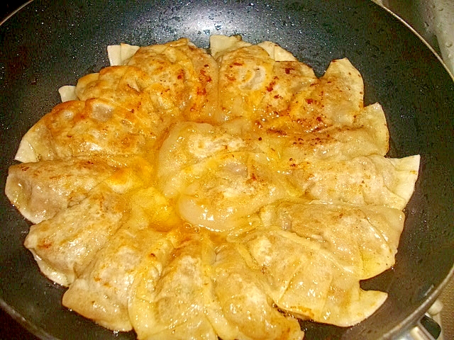 フライパンに入った、黒にんにく餃子