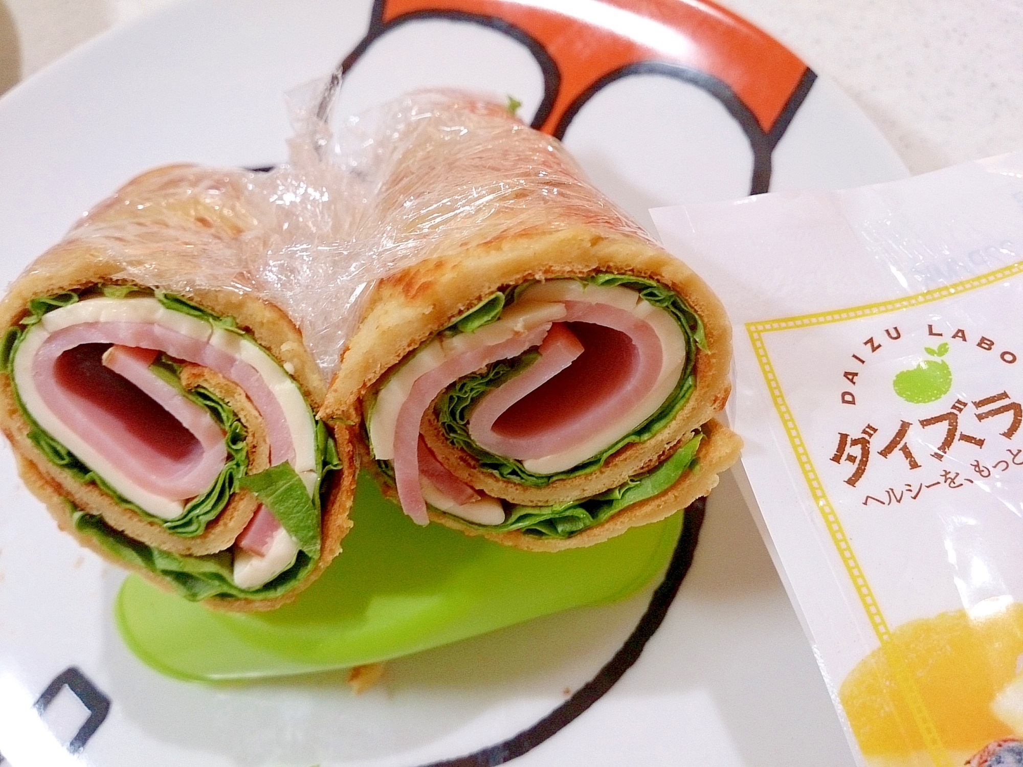 大豆粉いりパンケーキのハムチーズロールサンドイッチ