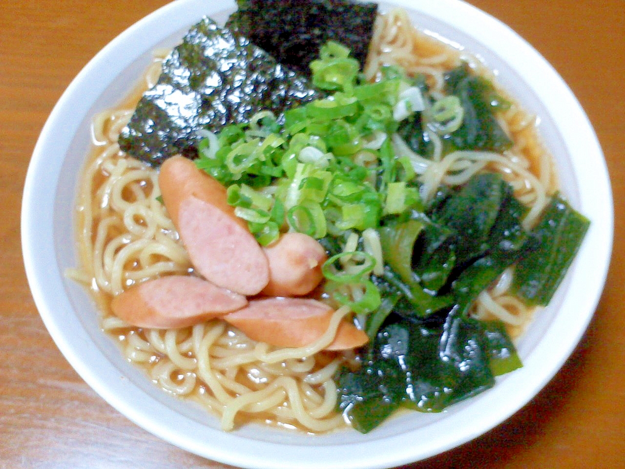 ウィンナーとわかめと海苔の醤油ラーメン