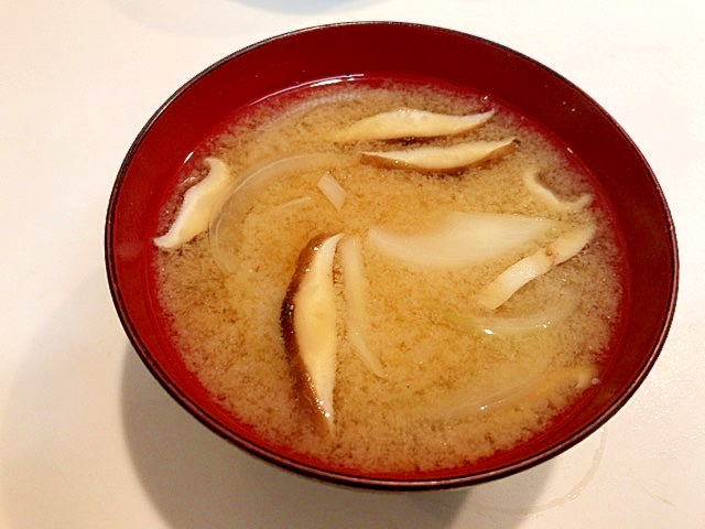 美味しい一杯☆玉ねぎと椎茸の味噌汁