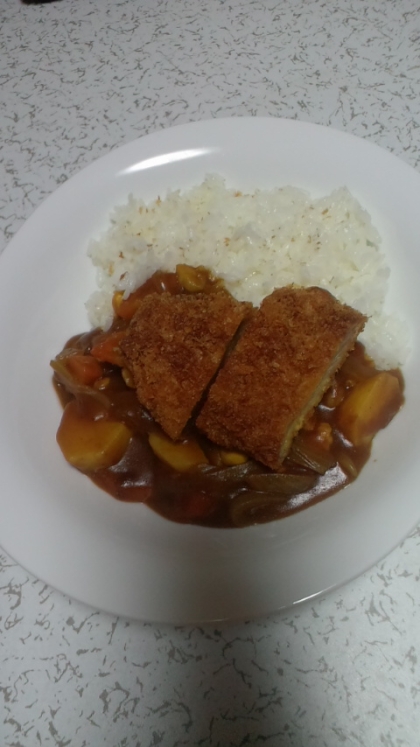 カツもカレーも大好きだから同時にガッツリ食べれると幸せいっぱい❤美味しいカツカレーご馳走様でした（＾ｕ＾）