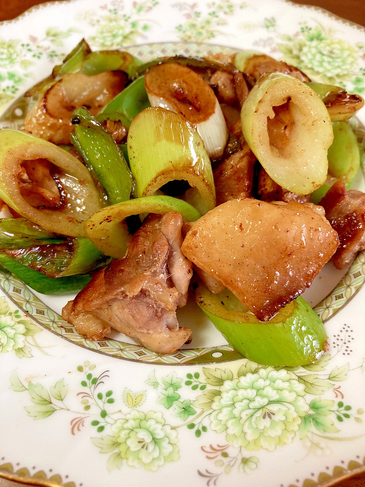 鶏もも肉、ネギ、ピーマンの炒め物～名古屋コーチン