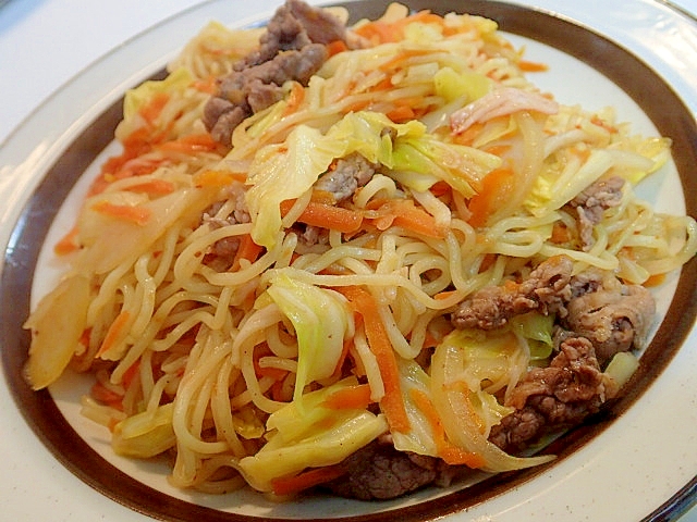 豆板醤入り　牛肉と野菜のピリ辛焼きそば