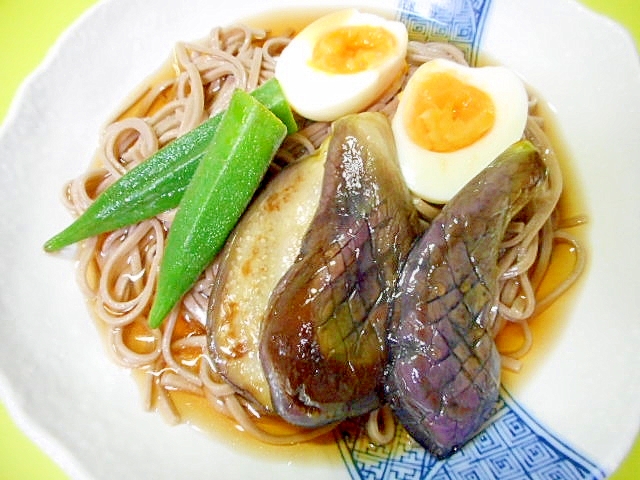 焼き茄子とオクラゆで卵の冷やしそば