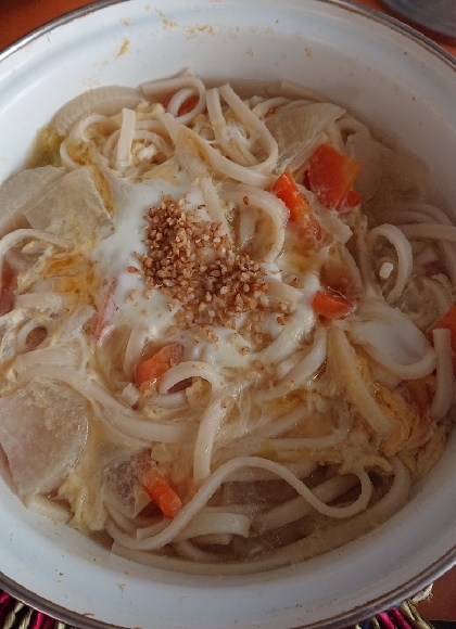 鶏ガラスープで”塩ラーメン風”な鍋焼きうどん